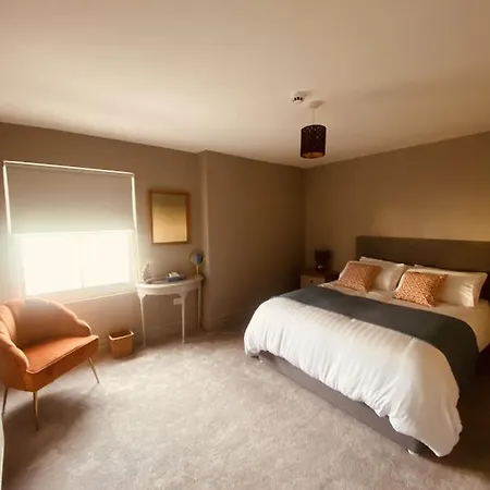 Apartment 3 Bedroom Luxury Main Street Tipperary *