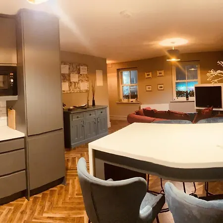 Апартаменты 3 Bedroom Luxury Main Street Tipperary