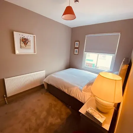3 Bedroom Luxury Main Street Tipperary Апартаменты