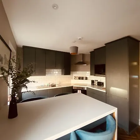 3 Bedroom Luxury Main Street Tipperary Апартаменты