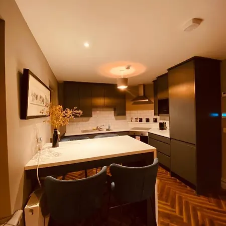 Апартаменты 3 Bedroom Luxury Main Street Tipperary