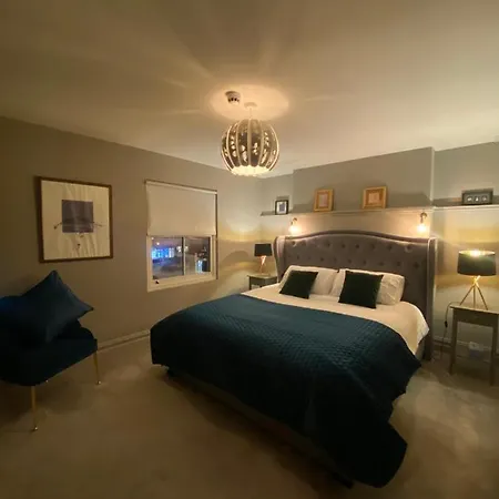 3 Bedroom Luxury Main Street Tipperary *