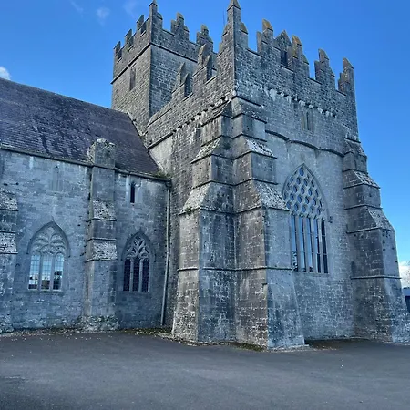 3 Bedroom Luxury Main Street Tipperary Апартаменты