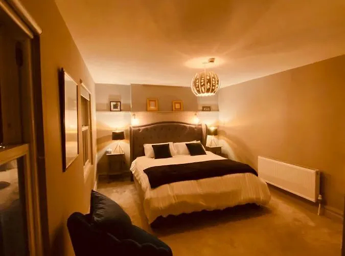 3 Bedroom Luxury Main Street Tipperary *