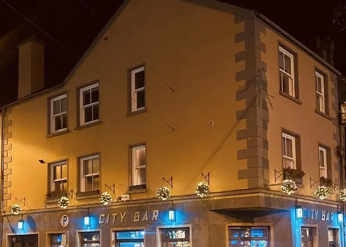 3 Bedroom Luxury Main Street Tipperary דירה קאשל