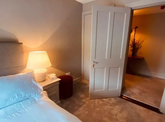 3 Bedroom Luxury Main Street Tipperary * קאשל