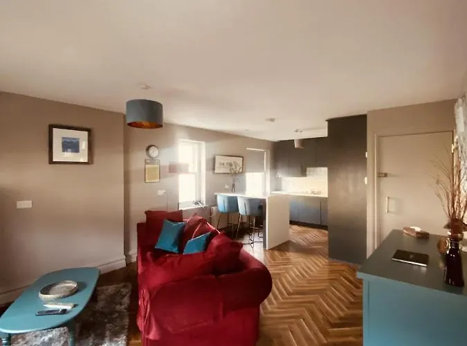 דירה 3 Bedroom Luxury Main Street Tipperary *