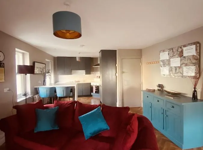 דירה 3 Bedroom Luxury Main Street Tipperary *