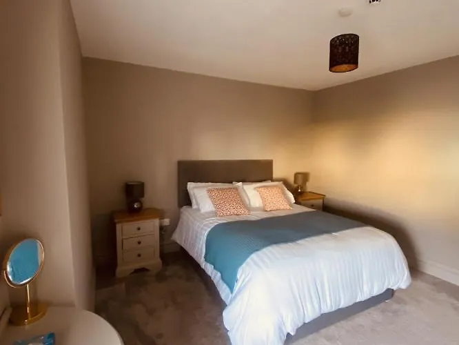 3 Bedroom Luxury Main Street Tipperary * קאשל